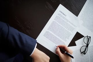 Tipos de contrato para médicos en Colombia: ¿Cuál te conviene?