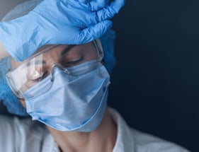 ¿Cómo disminuir el agotamiento emocional en el personal de la salud?
