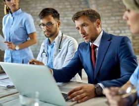 Por qué es importante contar con un asesor jurídico en el sector salud