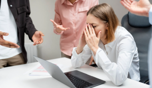 Ejemplos de maltrato laboral y cómo enfrentarlos en el sector salud