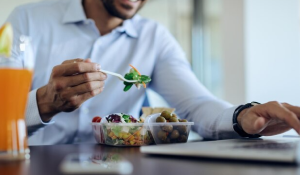 ¿Cómo cuadrar tus horarios de alimentación si debes cubrir largos turnos?