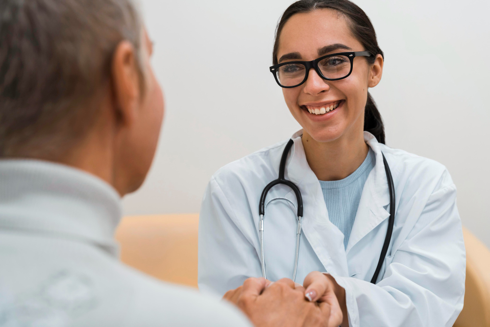 Doctora feliz con un paciente